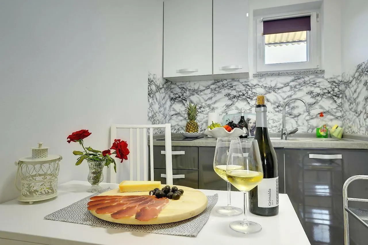Diegos Apartments プーラ